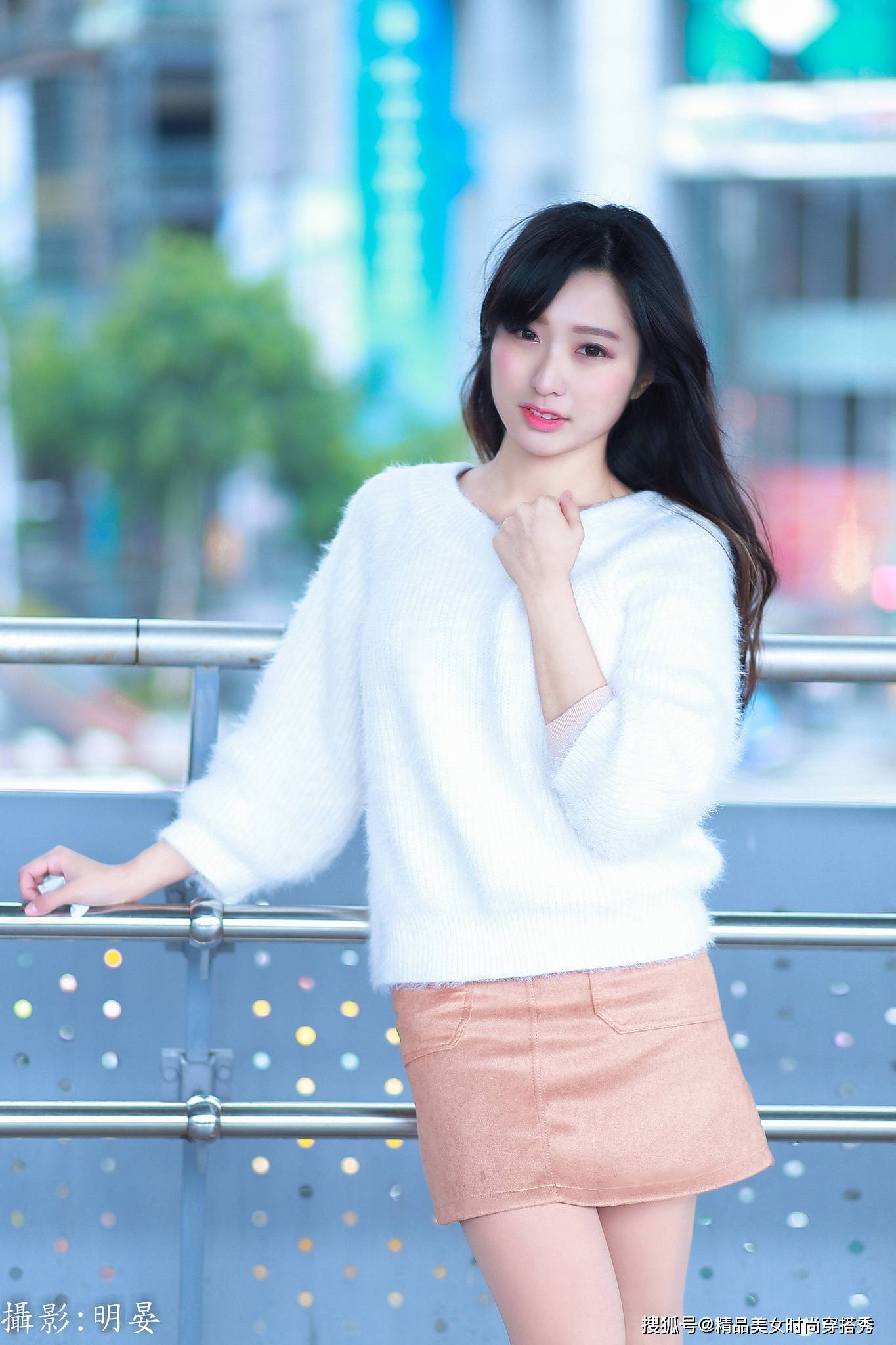 短裙|美女身着米色西服短裙，搭配出精致的造型，展示出女人柔和的美