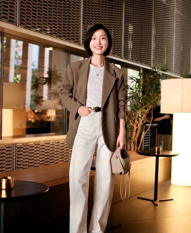 服装|只要穿对了，就能轻松成为精致的女人，与年龄无关