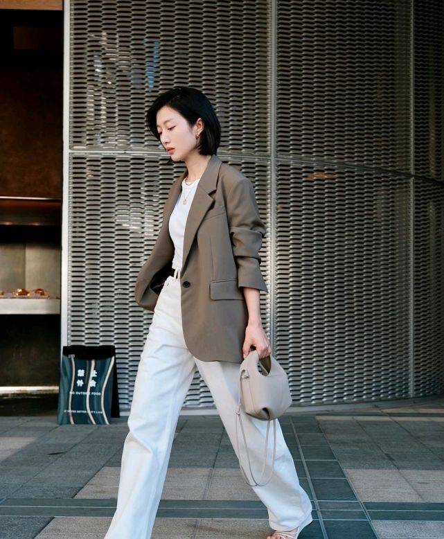 服装|只要穿对了，就能轻松成为精致的女人，与年龄无关