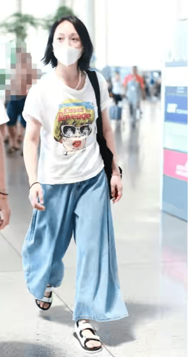 显得|真服了周迅,明明身高不占优还不注意凹腰线,但印花T确实挺减龄