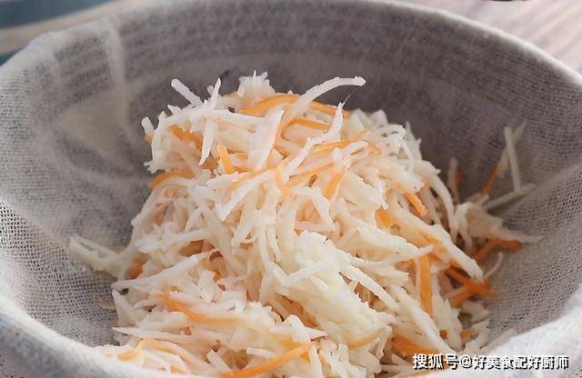 蔬菜|用莲藕和胡萝卜做早餐，好吃到不想放筷子，筋道柔软又带一丝香甜
