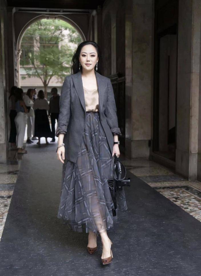 原创章小蕙自带名媛气质微胖身材穿小黑裙更迷人一看就是高级贵妇