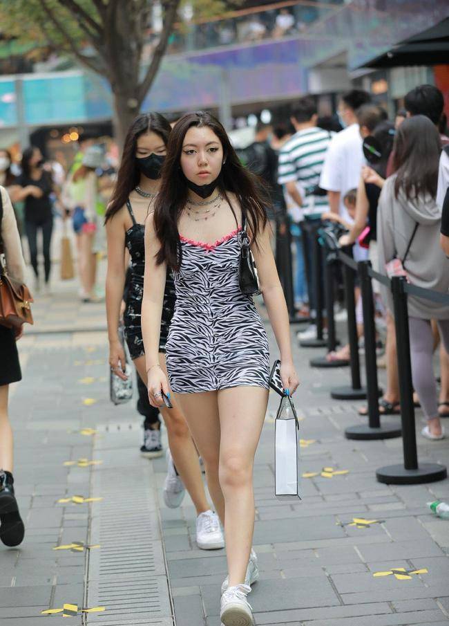 裙子|慵懒睡衣风的吊带裙穿出了女性的浪漫柔情，不是所有人都会懂！