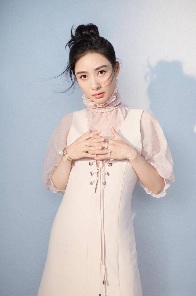 黑色|“安陵容”短发A爆！梳“油头”衬衣扣子解一颗，眼神帅气又迷人