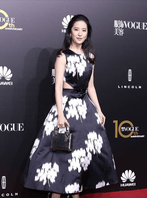 身材|刘亦菲穿镂空装走红毯,身材优势没发挥出来,腰部勒出明显赘肉!