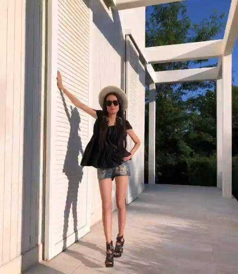 亮点|72岁王薇薇身材似27岁！穿露背装秀身材，戴太阳帽变身顶级名媛