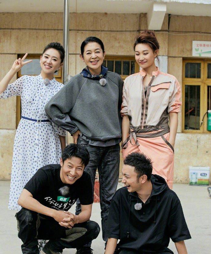 服装|倪萍近况曝光，穿休闲装录制综艺，双腿纤细到裤管撑不起