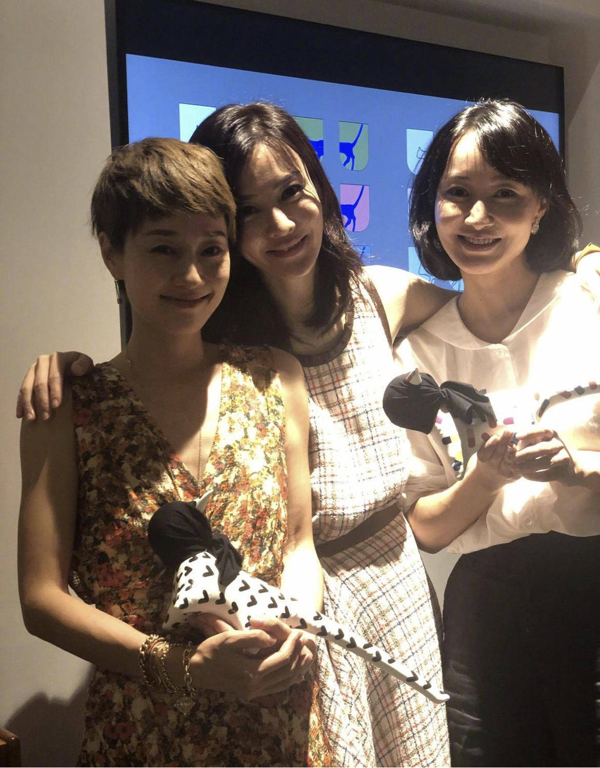 辣妈|马伊琍才是“辣妈圈”顶流，穿藏青色开衫搭配阔腿裤，减龄时髦