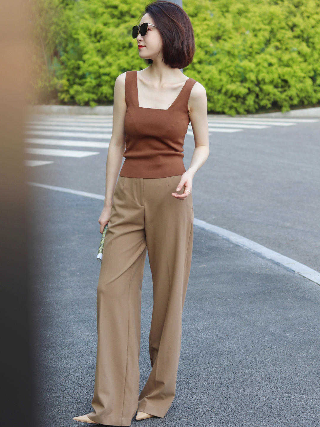 显得|秋天，“阔腿裤”的高级穿法是这样的，搭配白衬衫利落潇洒