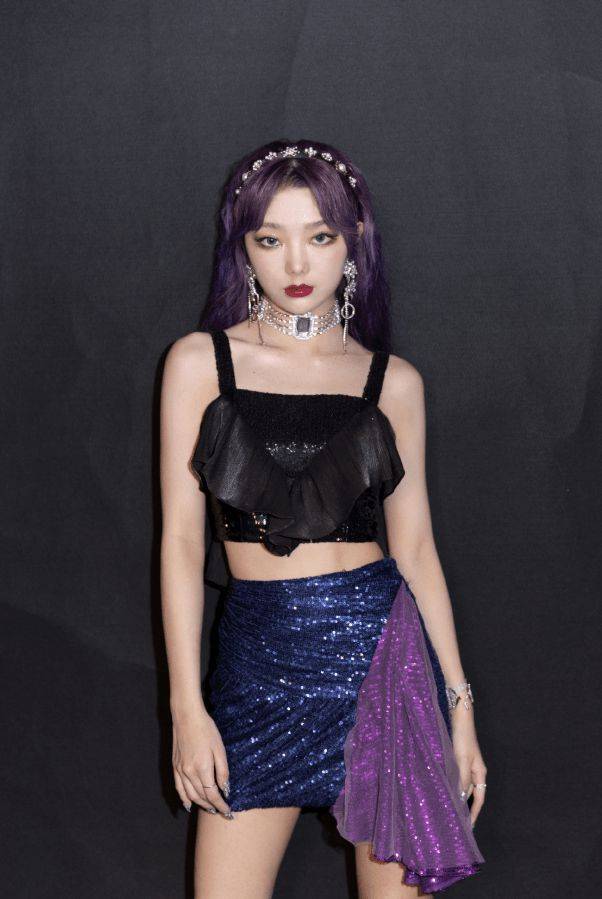 黑色|李紫婷腰有多细?最小码短裙还得加腰带,秀出“巴掌腰”惹人爱