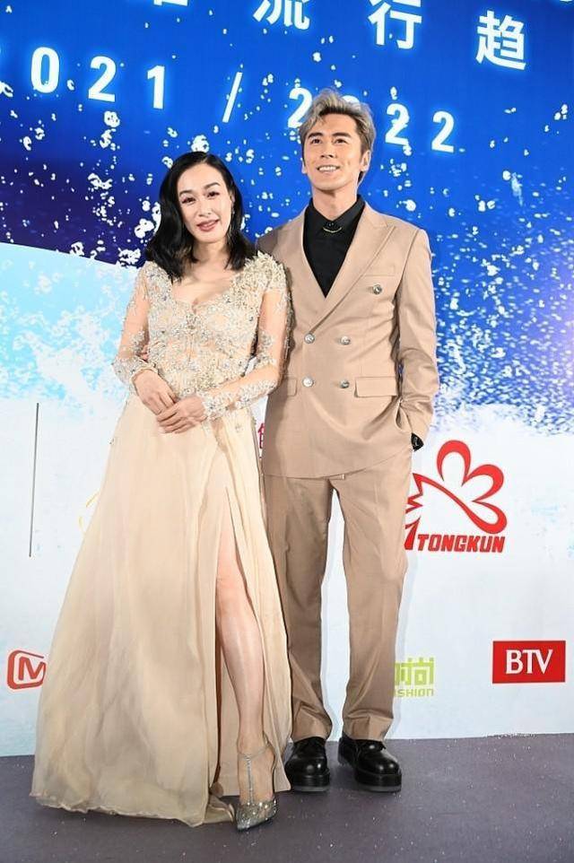 感觉|姐弟恋也有未来，钟丽缇大张伦硕11岁，穿裸色裙尽显真实曲线