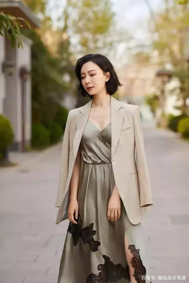 显得|张凯丽真长60后的脸,穿的西装比短裤稍微短一截,显得腿细且长