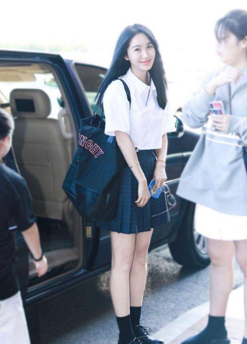 设计|33岁李菲儿真显嫩,黑色卫衣搭配过膝长靴,三七分身材让人羡慕