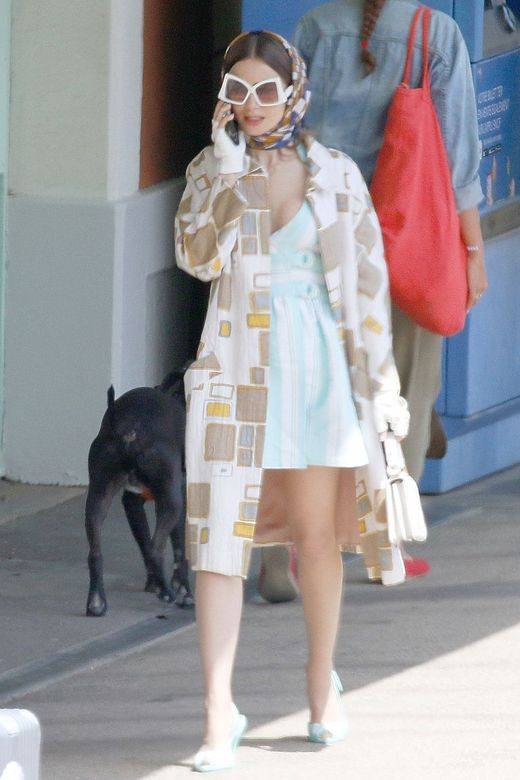 Collins|Lily Collins《 Emily in Paris2》穿什么?第二季剧情造型抢先看