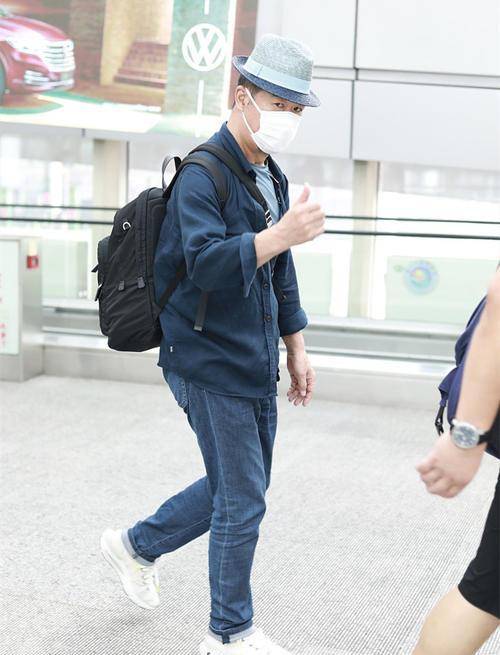 颜色|66岁张国立变身潮男,衬衫搭牛仔一点不油腻,可惜身材有点走样了