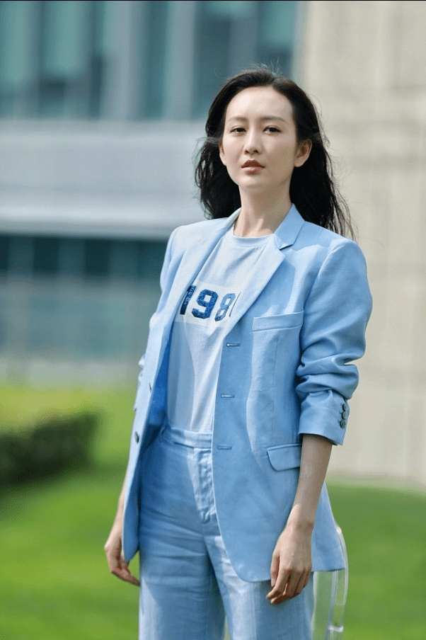王鸥|原来王鸥也有这么帅气的一面，西装搭配短袖，又美又飒好有魅力