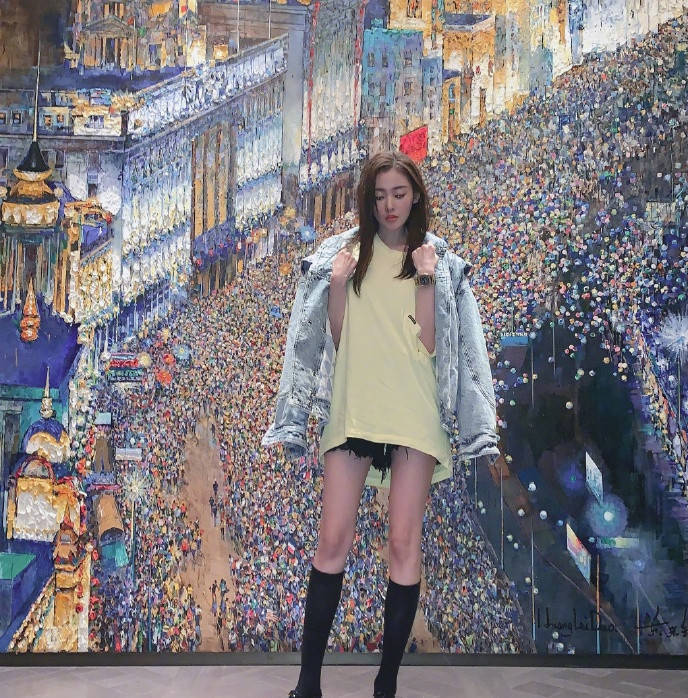 黑色|张天爱深夜晒美照,168身高穿出180既视感,热裤搭中筒袜太显高