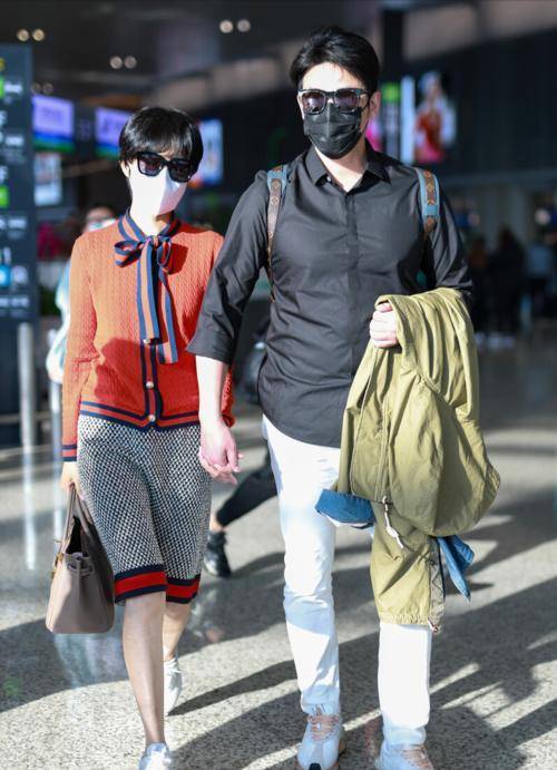 黑色|鲍蕾带俩女拍写真,母女仨筷子腿抢镜,12岁贝儿身高快赶上妈妈