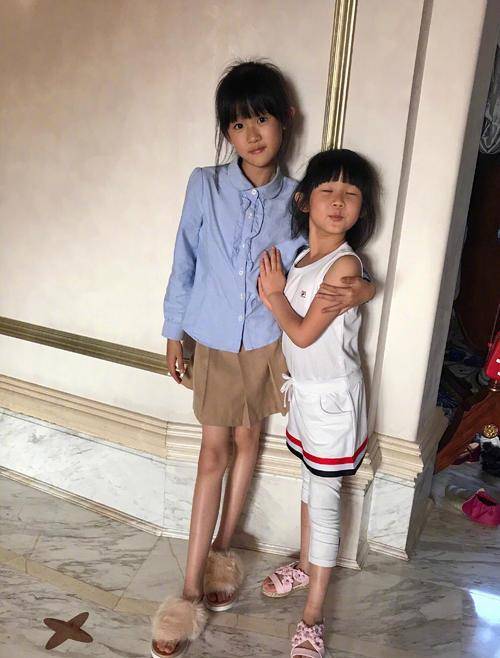 黑色|鲍蕾带俩女拍写真,母女仨筷子腿抢镜,12岁贝儿身高快赶上妈妈