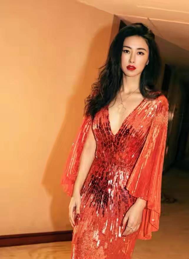 一身|朱珠婚前放得开，穿一身“亮片睡袍”风情万种，身材连女生都羡慕