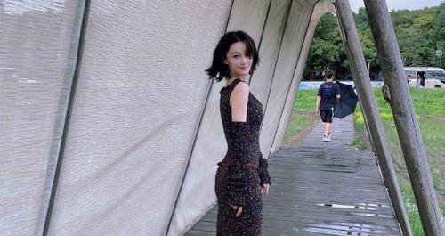 身材|张馨予下稻田当“农妇”，穿毛线裙雨靴体验乡间风情，腿上没泥太真实