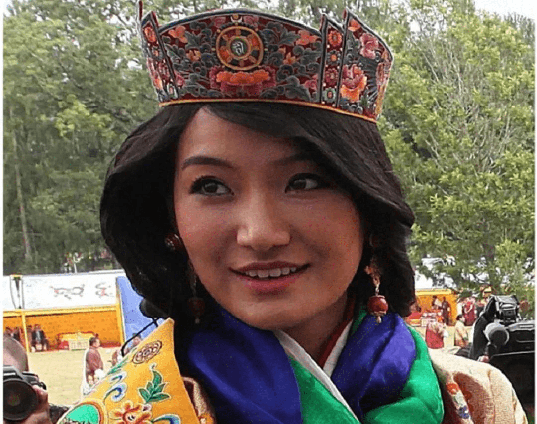 30岁不丹王后总是冷着脸头上有4个婆婆压着国王初恋晒亲密照