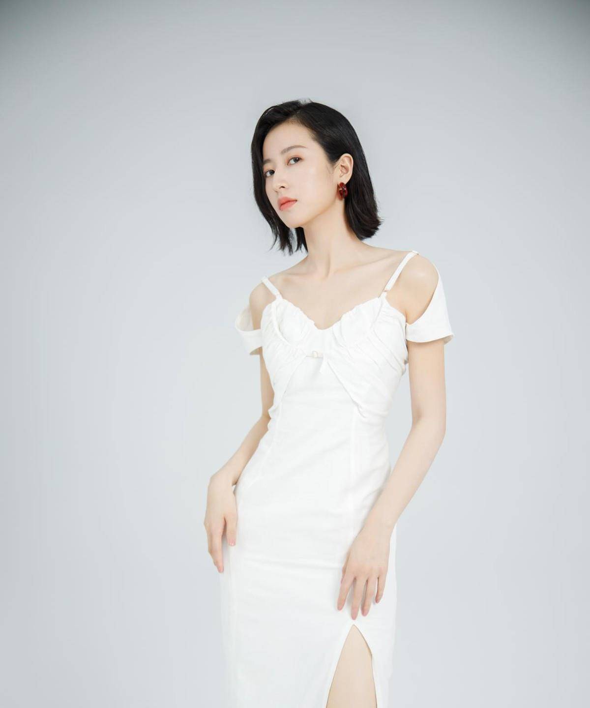 设计|周雨彤的个性时尚太惹眼，上身绑着三个扣子，感觉更有潮流感