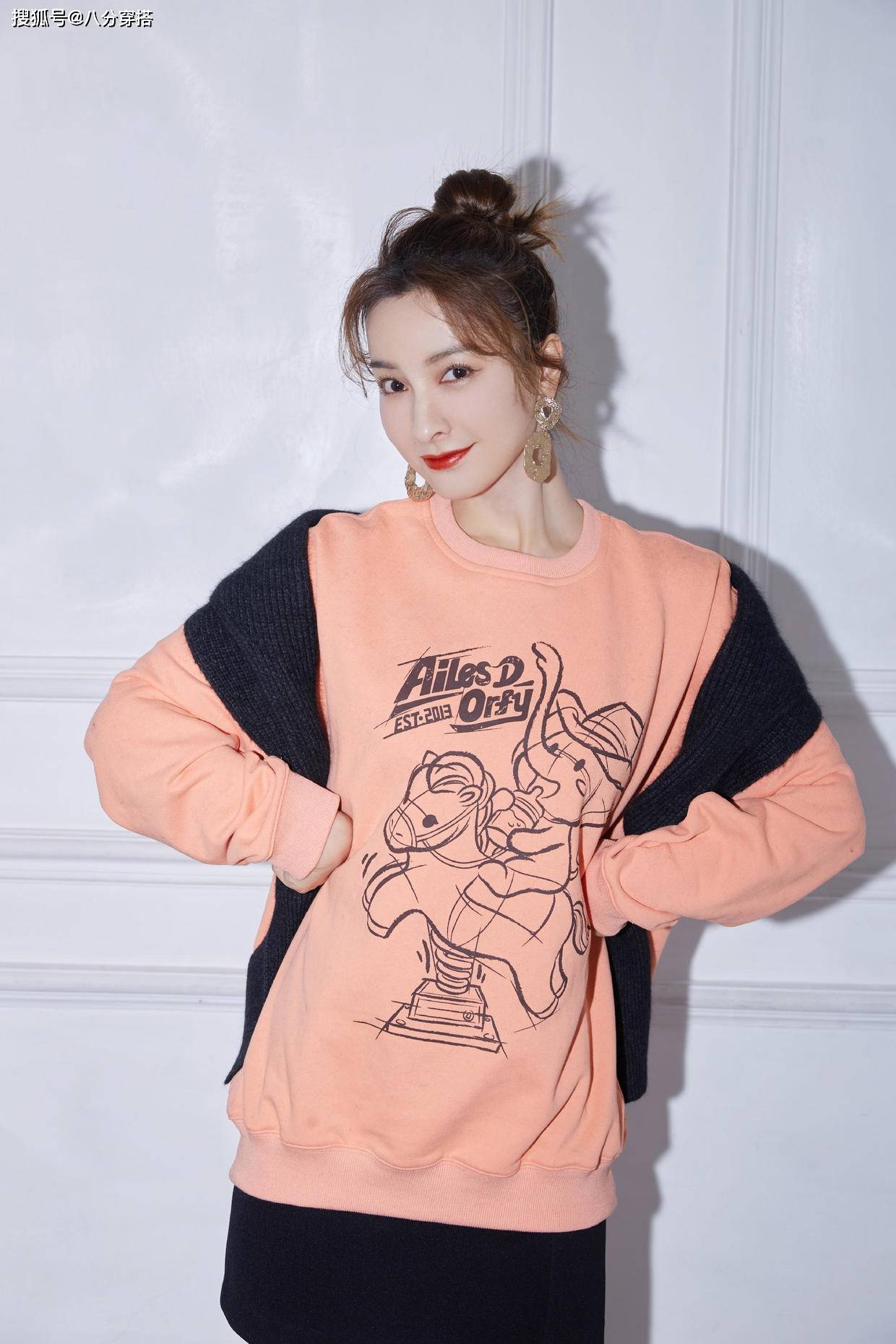 条纹|吴昕太会“扮嫩”,条纹背心搭配粉色针织开衫温柔甜美,减龄俏皮