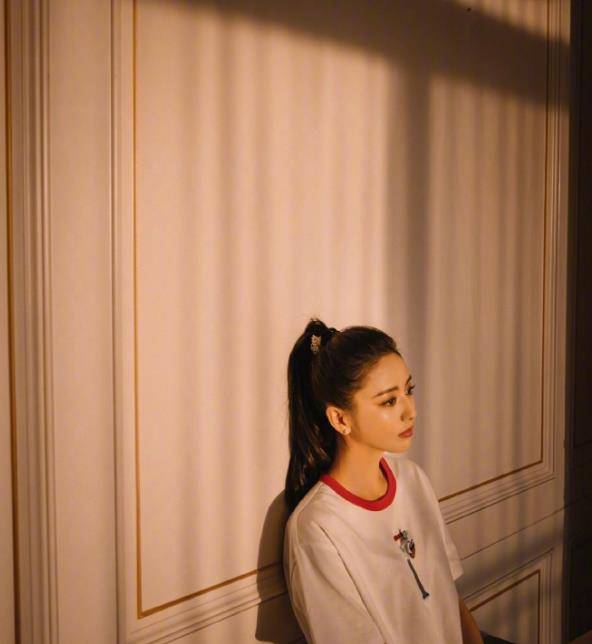 马尾|果然扎马尾显年轻，38岁丫丫连晒两组照片，宛如18岁少女