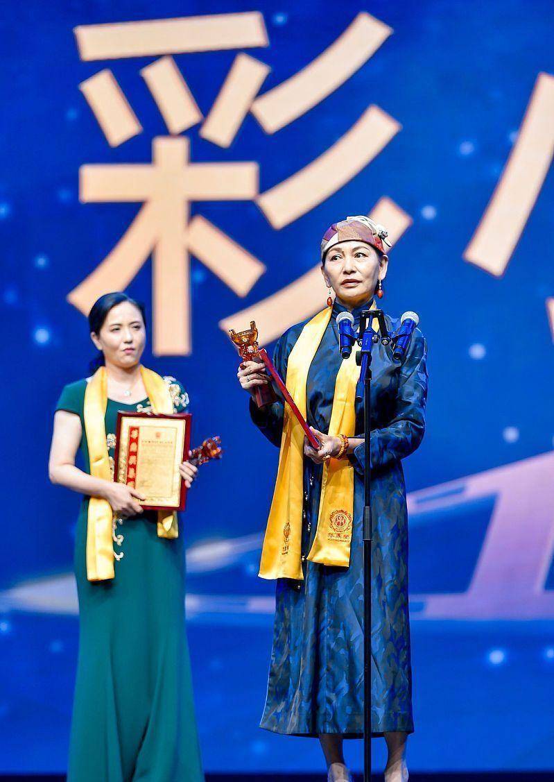 服装|陶慧敏老了也挺会搭配，穿卡其色大衣优雅大气，但口红有点违和