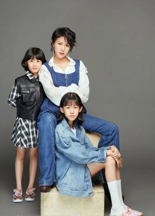 黑色|鲍蕾带俩女拍写真,母女仨筷子腿抢镜,12岁贝儿身高快赶上妈妈