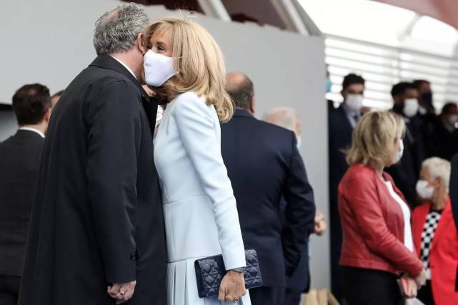 布丽|布丽吉特度假归来晒黑了！棕色西装配白裤霸气又优雅，身材真是好