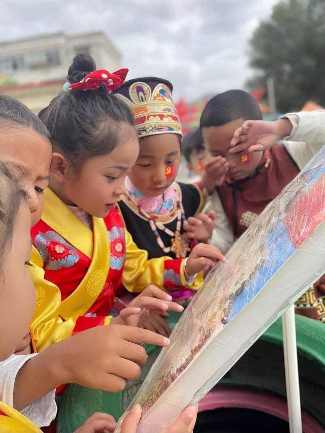 国旗|香港幼儿园升国旗唱国歌，凉山幼儿园学前学会普通话，拉萨幼儿园认识祖国