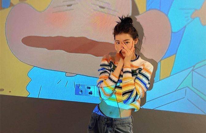 迪丽热巴|迪丽热巴游迪士尼,穿“儿童背心”腰细似塔尖,玩泡泡变在逃公主