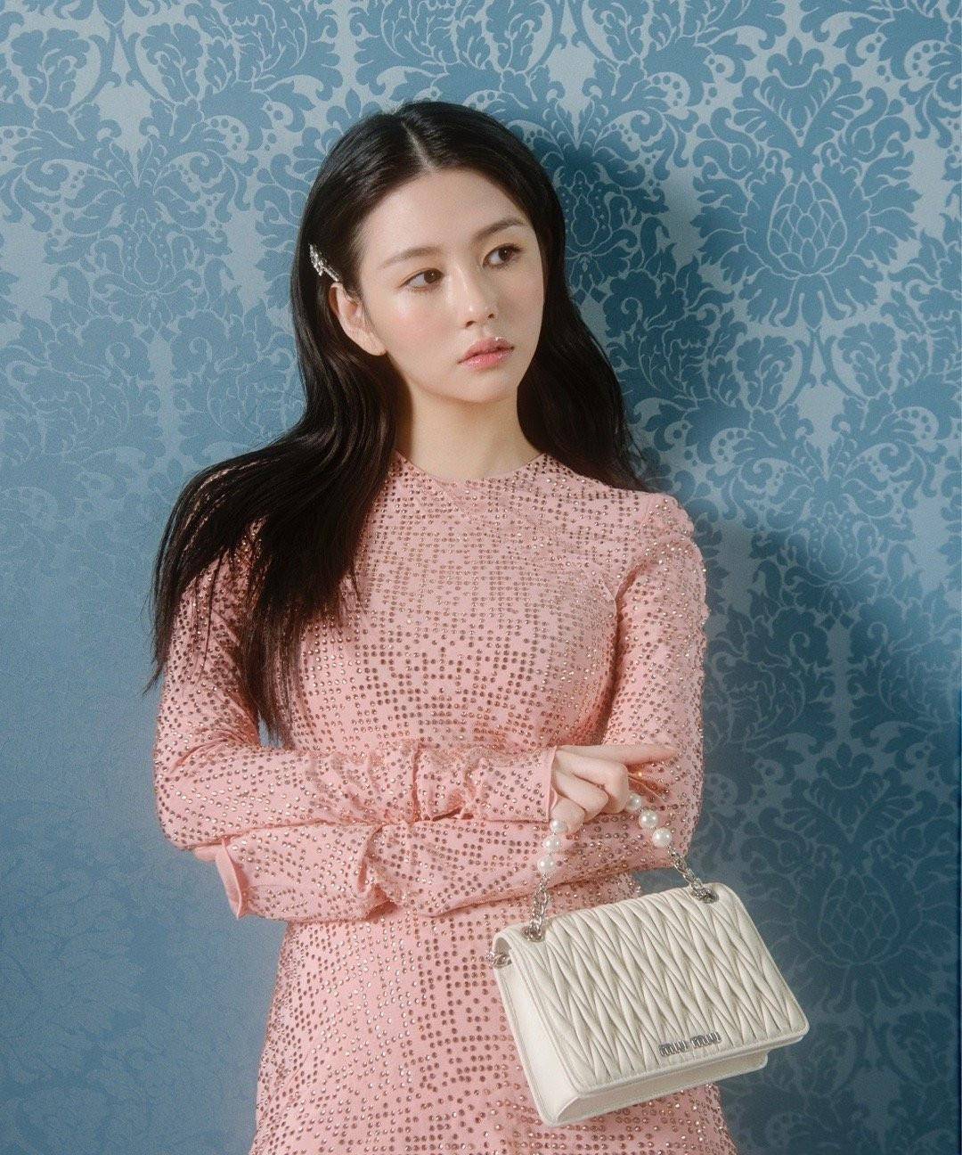 设计|青出于蓝胜于蓝，邱淑贞女儿晒美照，名媛风打扮比妈妈还要时尚