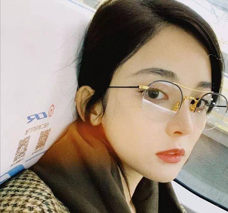 姐妹|戴眼镜就不能化妆了吗？“眼镜妆”了解一下，简单又好看