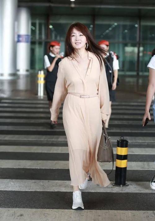 材质|杨钰莹气质太好了，穿“半透明”衬衫裙优雅活力，这状态哪像50岁