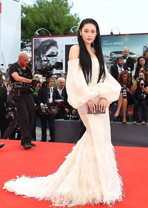 裙子|嫁给军人后，张馨予变得越来越帅了，化浓妆看着好酷炫