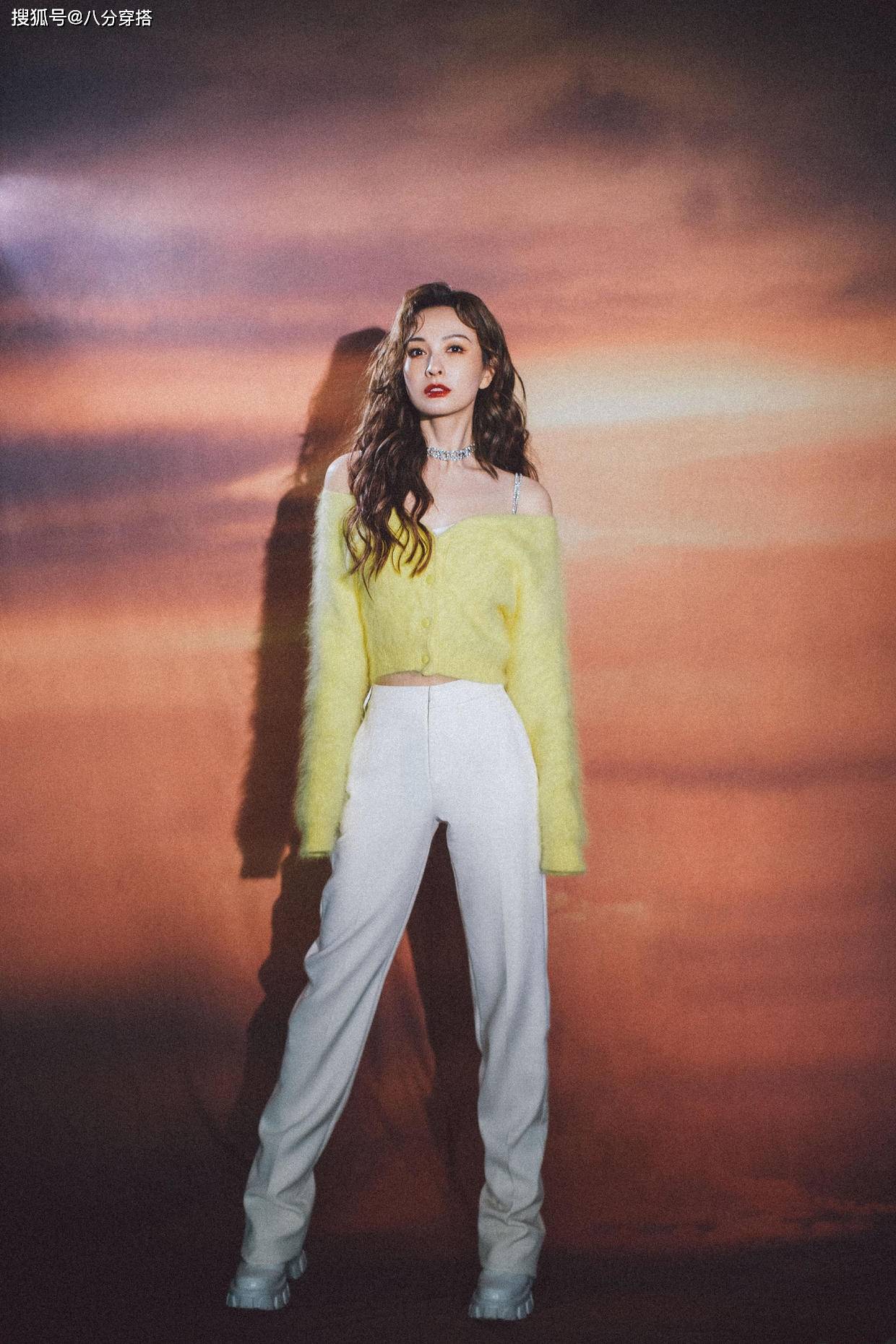 条纹|吴昕太会“扮嫩”,条纹背心搭配粉色针织开衫温柔甜美,减龄俏皮