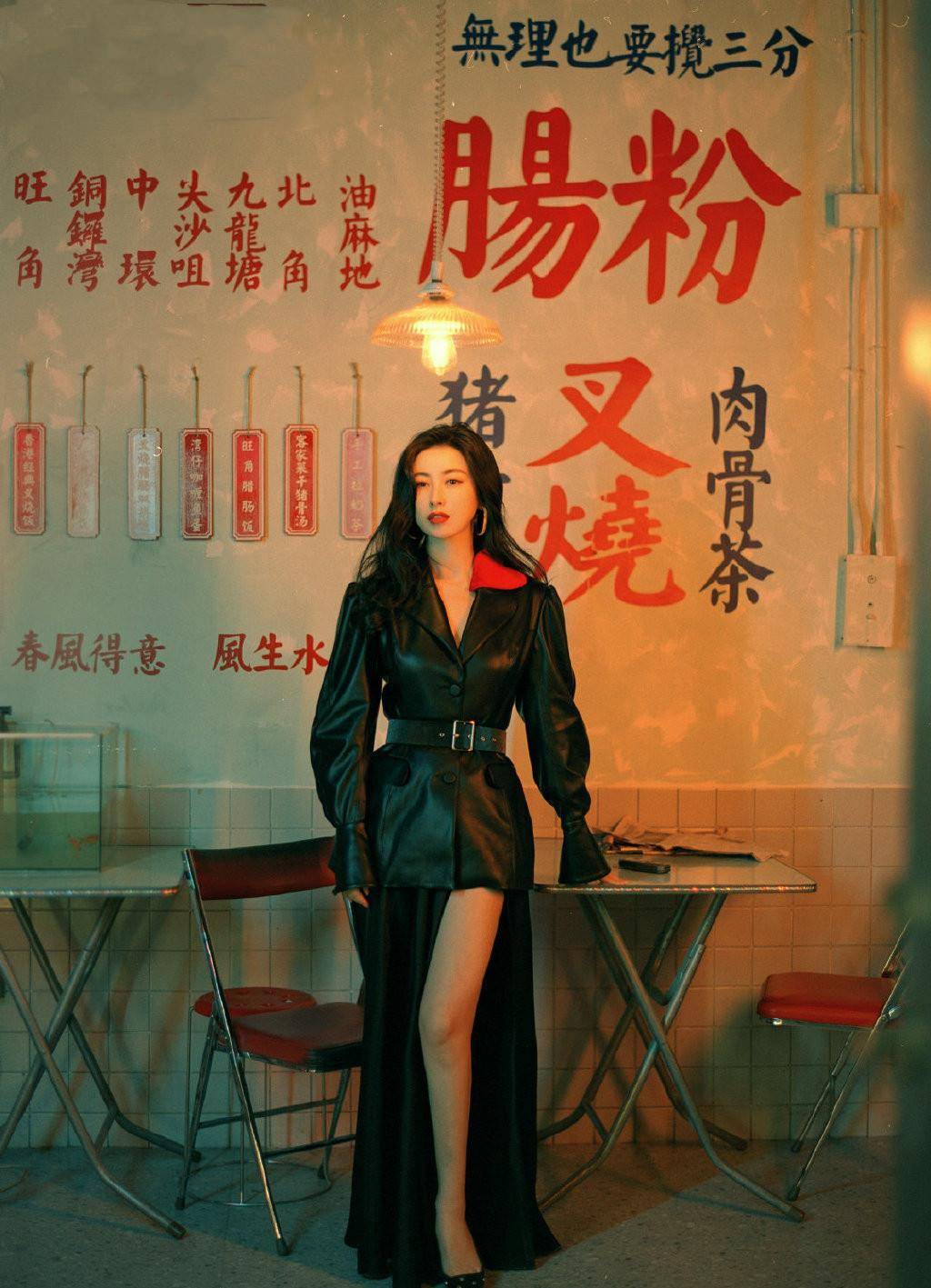 魅力|孕期的朱珠会打扮,穿长款小黑裙挡住发福腰身,只秀细手臂还挺瘦