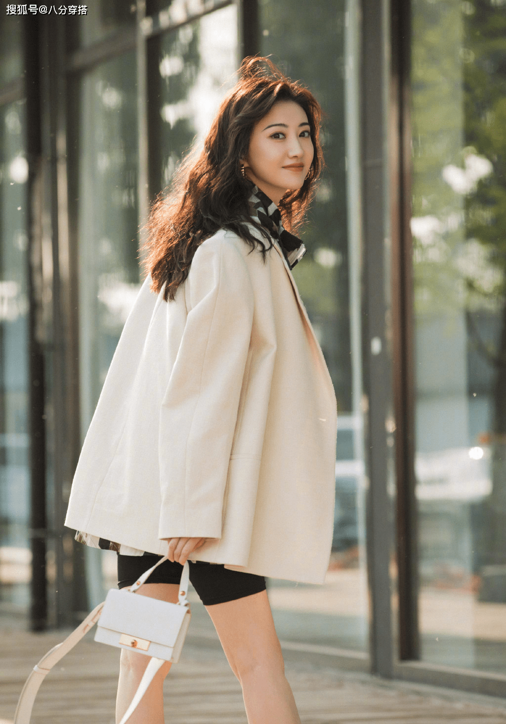 景甜|景甜翻红后打扮更嫩,针织衫配半身裙甜美娇俏,比“司藤”还惊艳