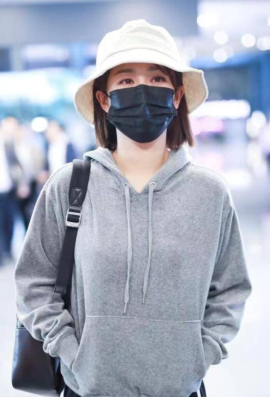 卫衣|杨紫私服比礼服造型更减龄，灰色卫衣配阔腿裤休闲舒适，青春靓丽