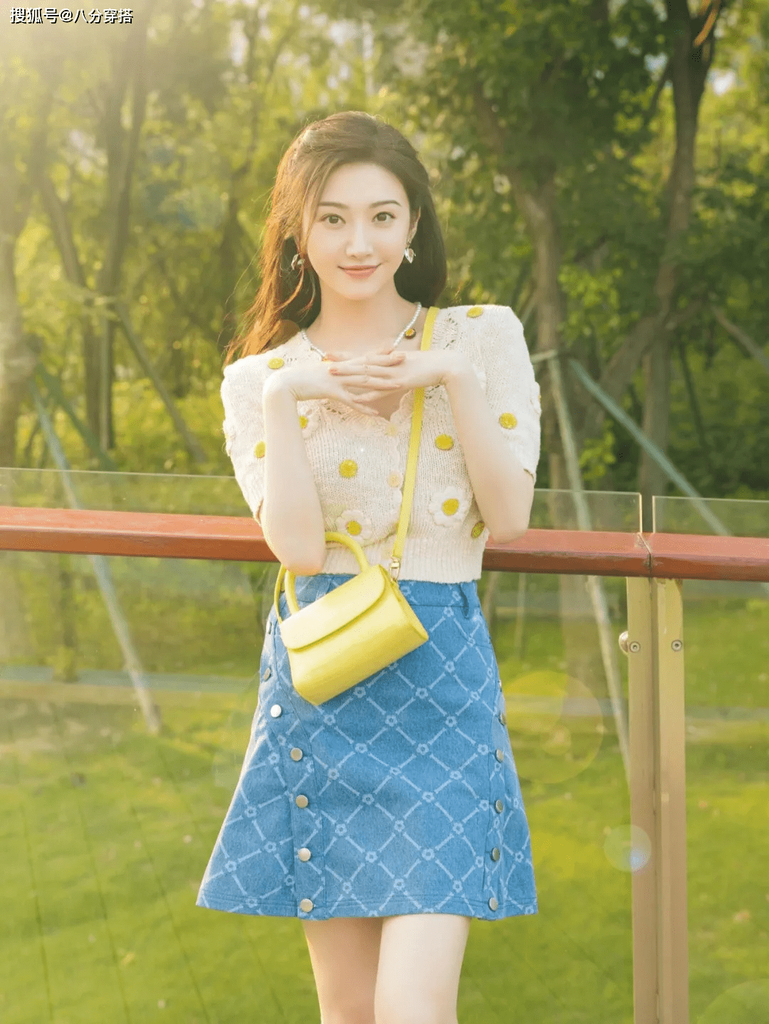景甜|景甜翻红后打扮更嫩,针织衫配半身裙甜美娇俏,比“司藤”还惊艳