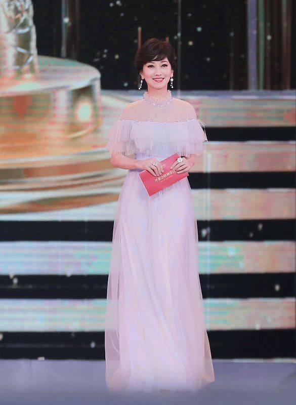 姐妹|赵雅芝保养得真好,穿着一件浅蓝色梦幻纱裙,看上去端庄又优雅