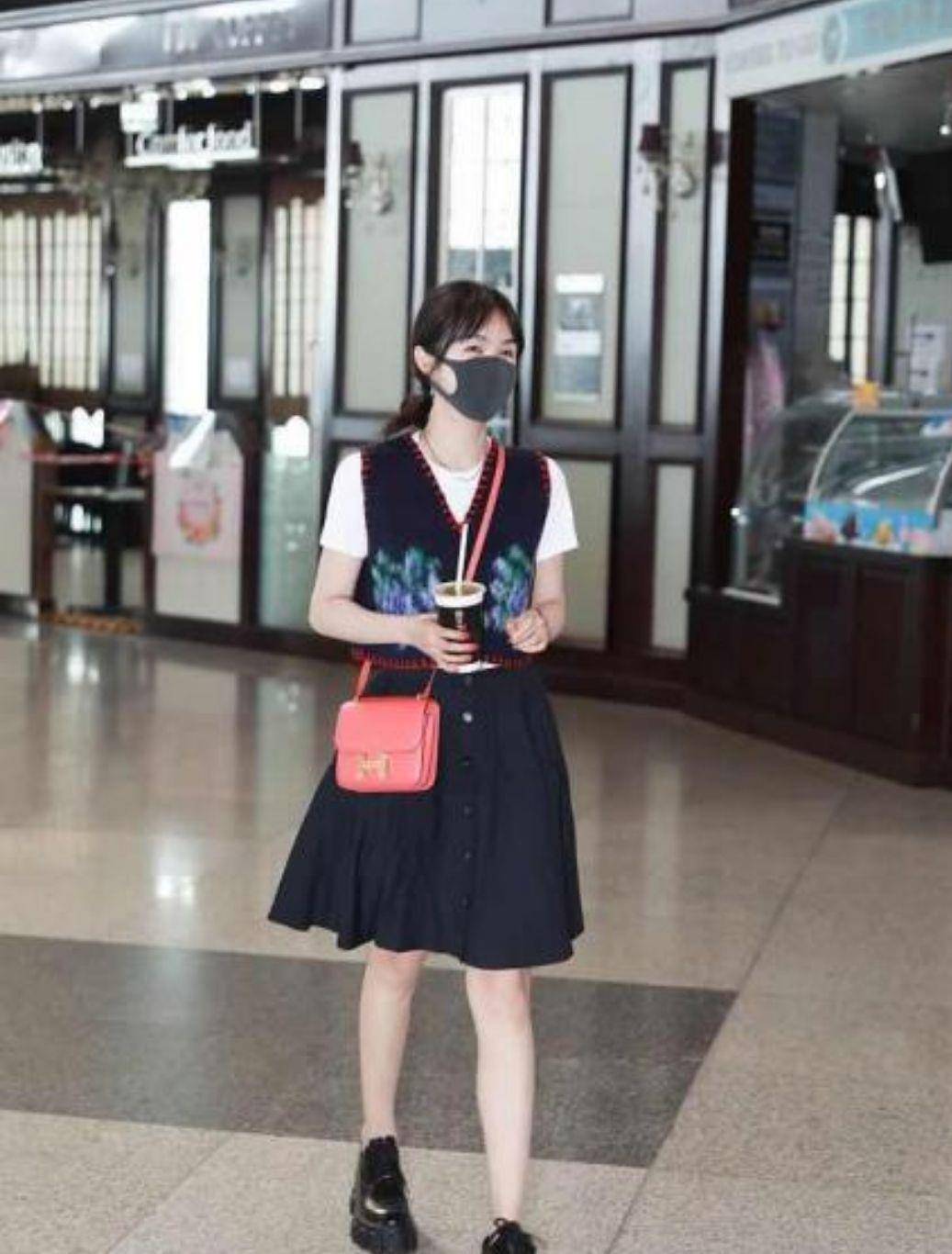 设计|33岁李菲儿真显嫩,黑色卫衣搭配过膝长靴,三七分身材让人羡慕