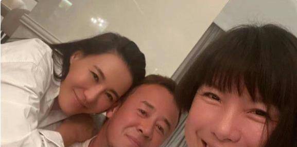 服装|“时尚女魔头”张宇晒聚会照，白色衬衫清爽减龄，杨坤那英也现身