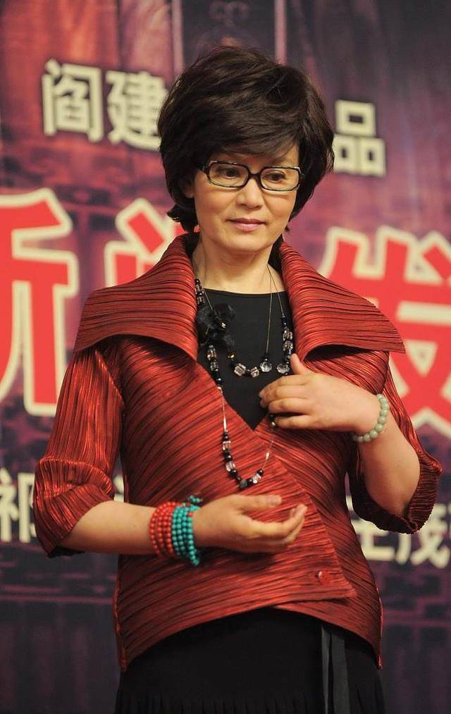 整体|潘虹穿搭时尚高级,脖子上挂3圈珍珠项链博眼球,气质雍容华贵