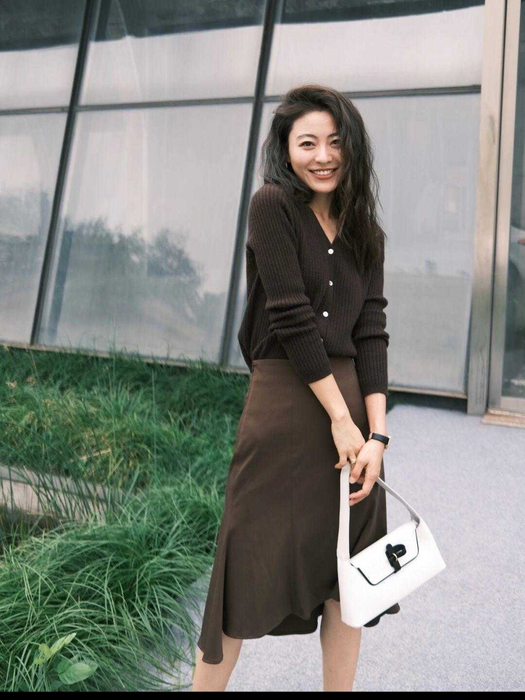 显得|梨形身材怎么穿?针织衫搭配半身裙温柔大方,日常舒适还显气质