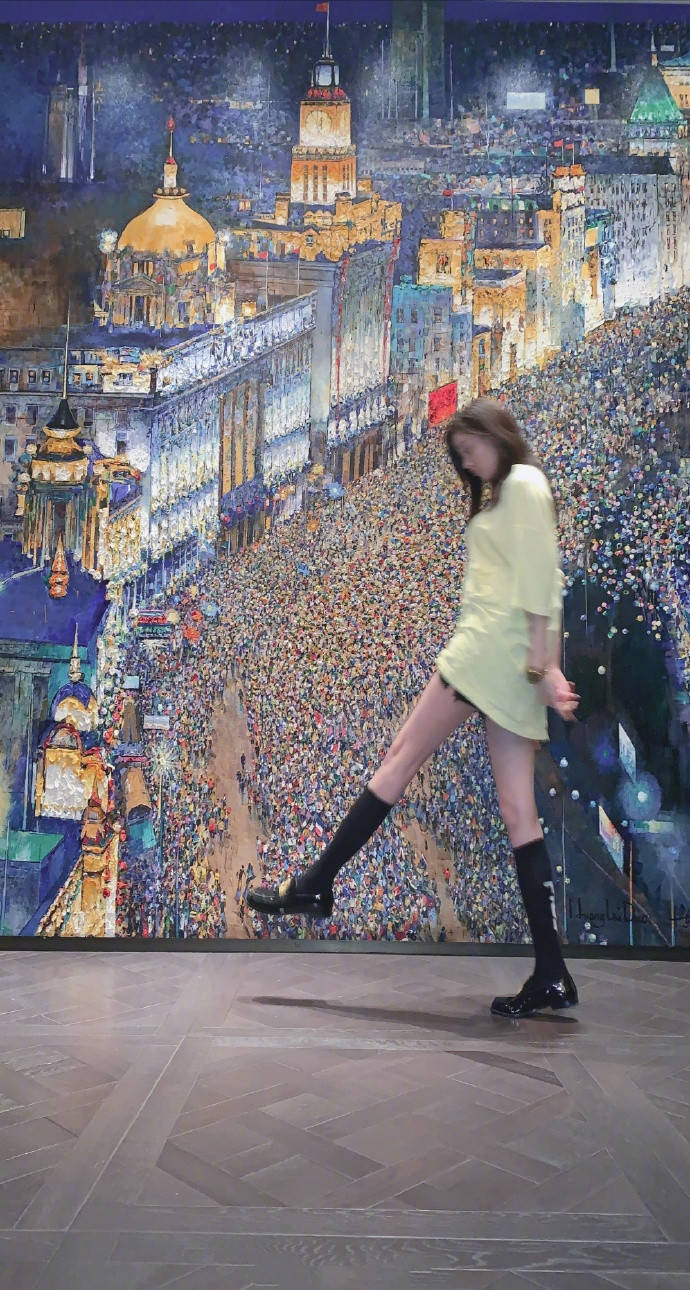 黑色|张天爱深夜晒美照,168身高穿出180既视感,热裤搭中筒袜太显高