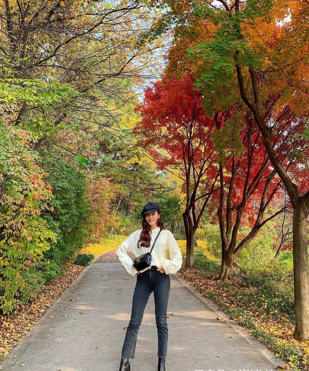 黑色|郑秀妍一下变这么高，毛衣紧身裤穿出两米大长腿，这哪是162卡皇